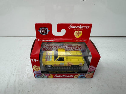 M2 Machines Sweethearts 1973 Chevrolet Cheyenne Super 10 Custom SS 1:64 Diecast