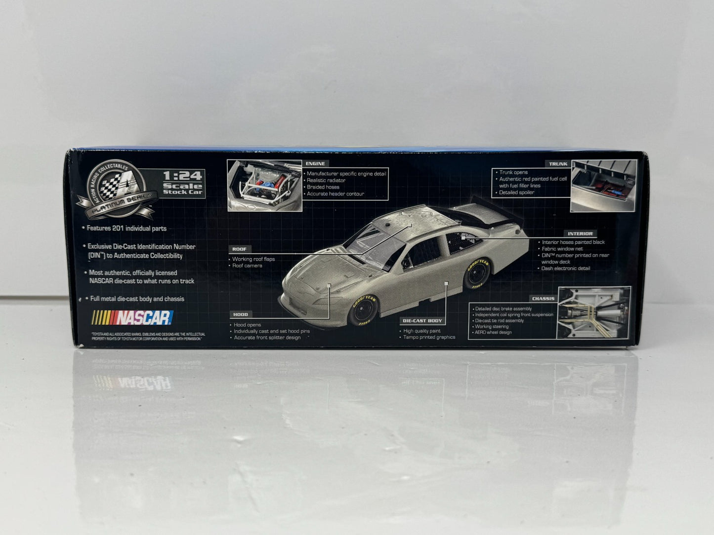 Lionel NASCAR Kasey Kahne #4 Red Bull 2011 Toyota Camry 1:24 Diecast