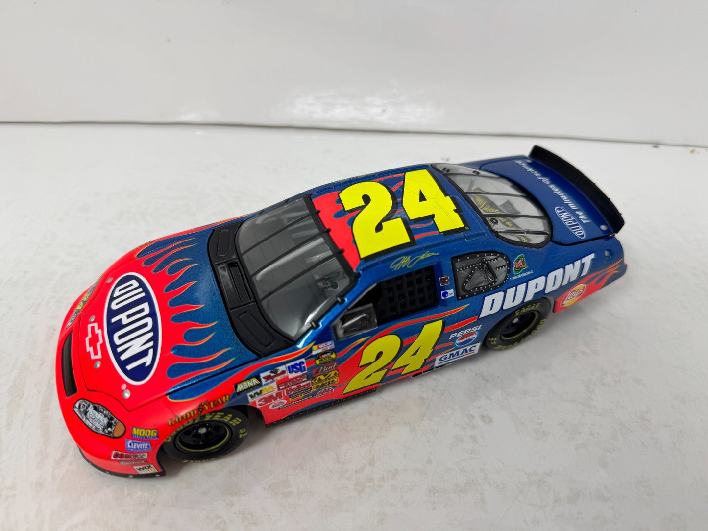 Action Nascar #24 Jeff Gordon DuPont NEXTEL Inaugural Season 2004 1:24 Diecast