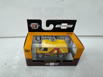 M2 Machines 1971 Chevrolet Van G10 Sunny Daze Custom Van 1:64 Diecast