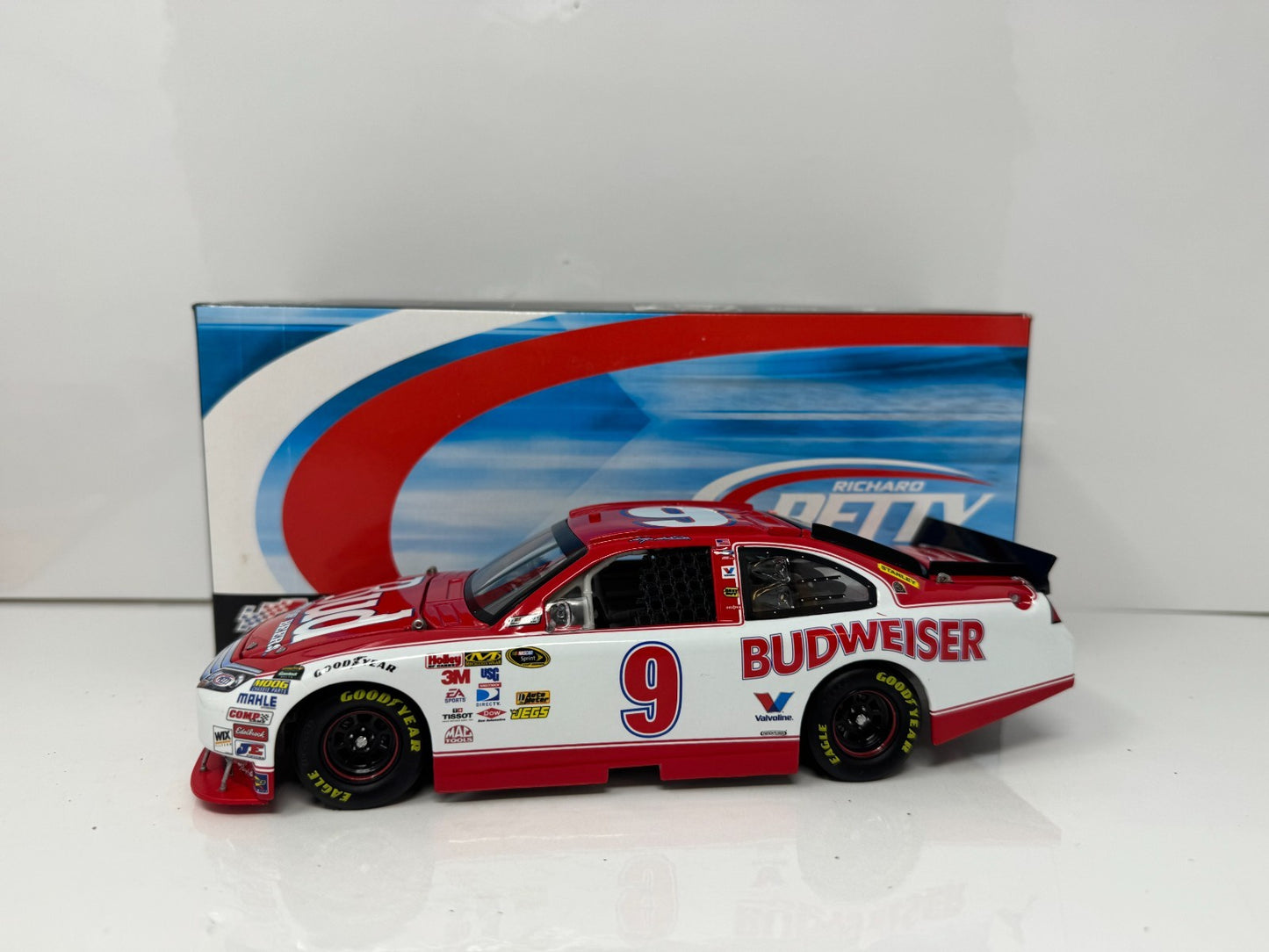 Action NASCAR Kasey Kahne #9 Budweiser Throwback 2010 Ford Fusion 1:24 Diecast