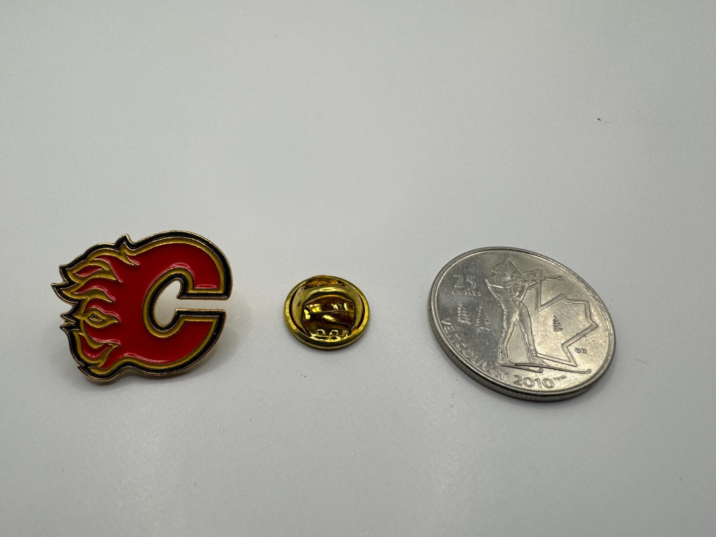 Calgary Flames NHL Hockey Team Lapel Pin UDT1
