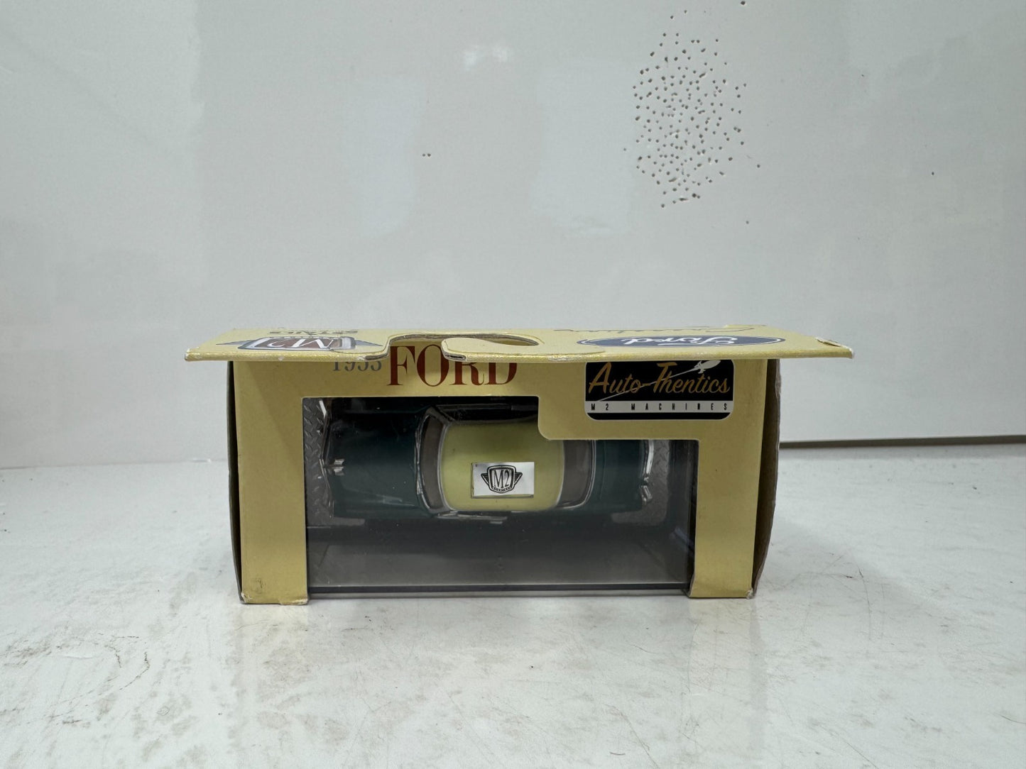 M2 Machines Auto Thentics 1953 Ford Crestline Victoria 1:64 Diecast