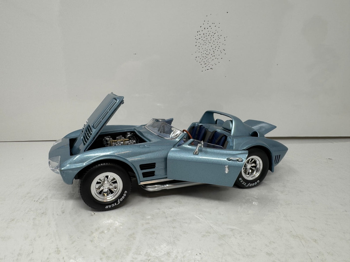 Yat Ming Road Signature 1964 Chevrolet Corvette Grand Sport 1:18 Diecast