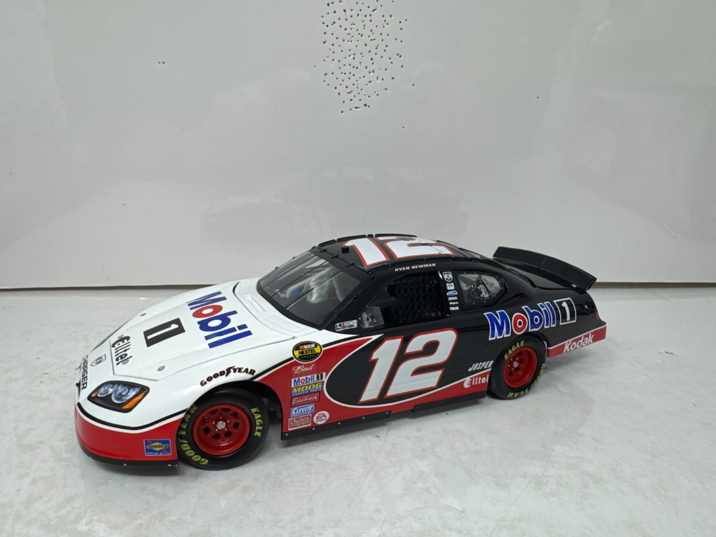 Motorsports Authentics #12 Ryan Newman Mobil 1 2007 Charger 1:24 Diecast
