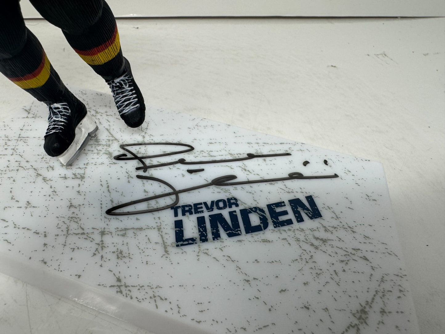McFarlane NHL Trevor Linden Vancouver Canucks Figure Auto Signed