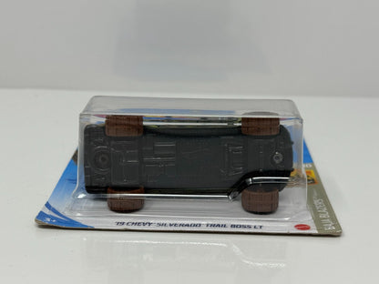 Hot Wheels Baja Blazers 2019 Chevy Silverado Trail Boss LT 1:64 Diecast