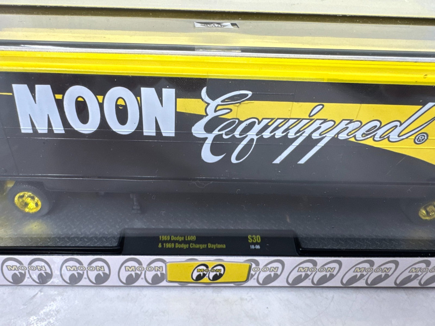 M2 Machines Dodge L600 & 1969 Dodge Charger Daytona Mooneyes CHASE 1:64 Diecast