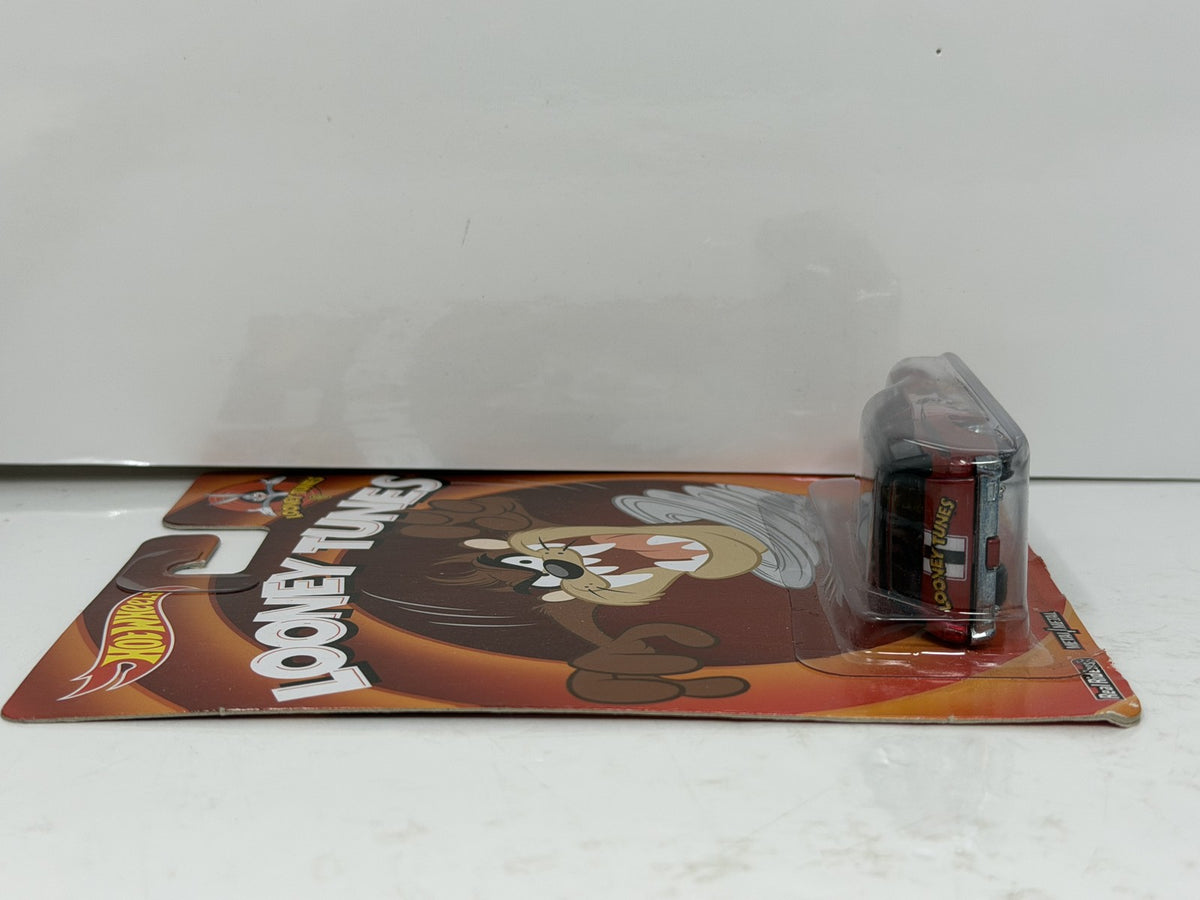 Hot Wheels Looney Tunes 1971 Plymouth Satellite 1:64 Diecast Real Riders