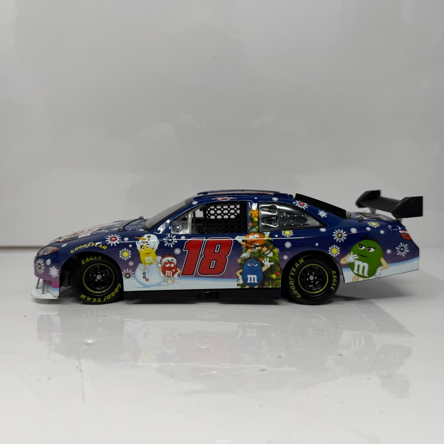 Action NASCAR #18 Kyle Busch M&M's Holiday 2008 Camry 1:24 Diecast SERIAL #118