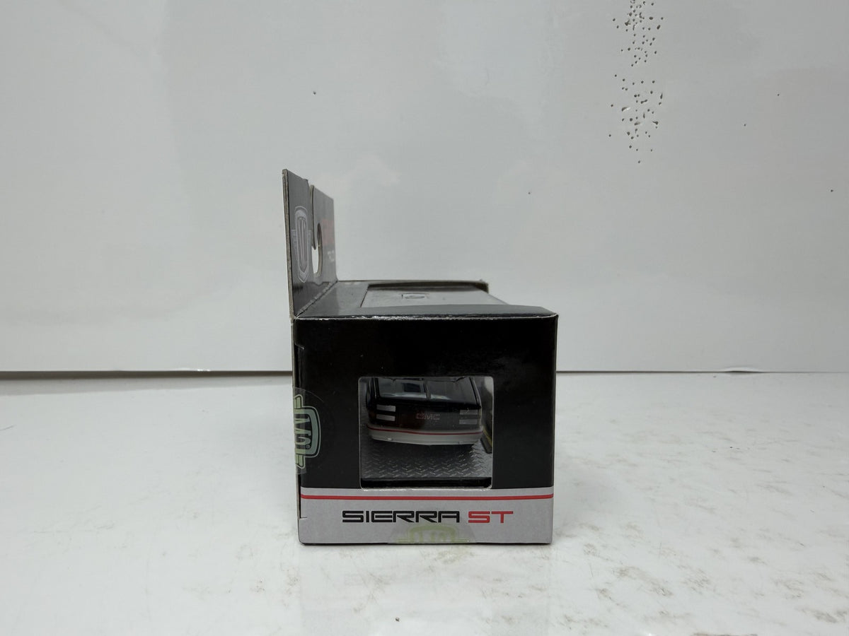 M2 Machines GMC 1990 GMC Sierra GT Truck 1:64 Diecast