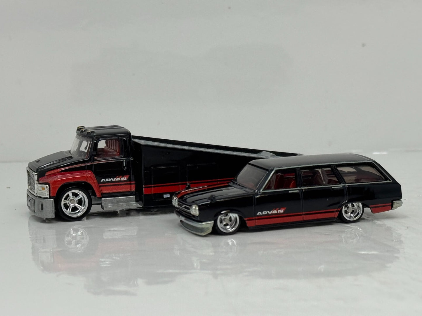 Hot Wheels Premium Team Transport 1969 Nissan Skyline Van & Hauler 1:64 Diecast