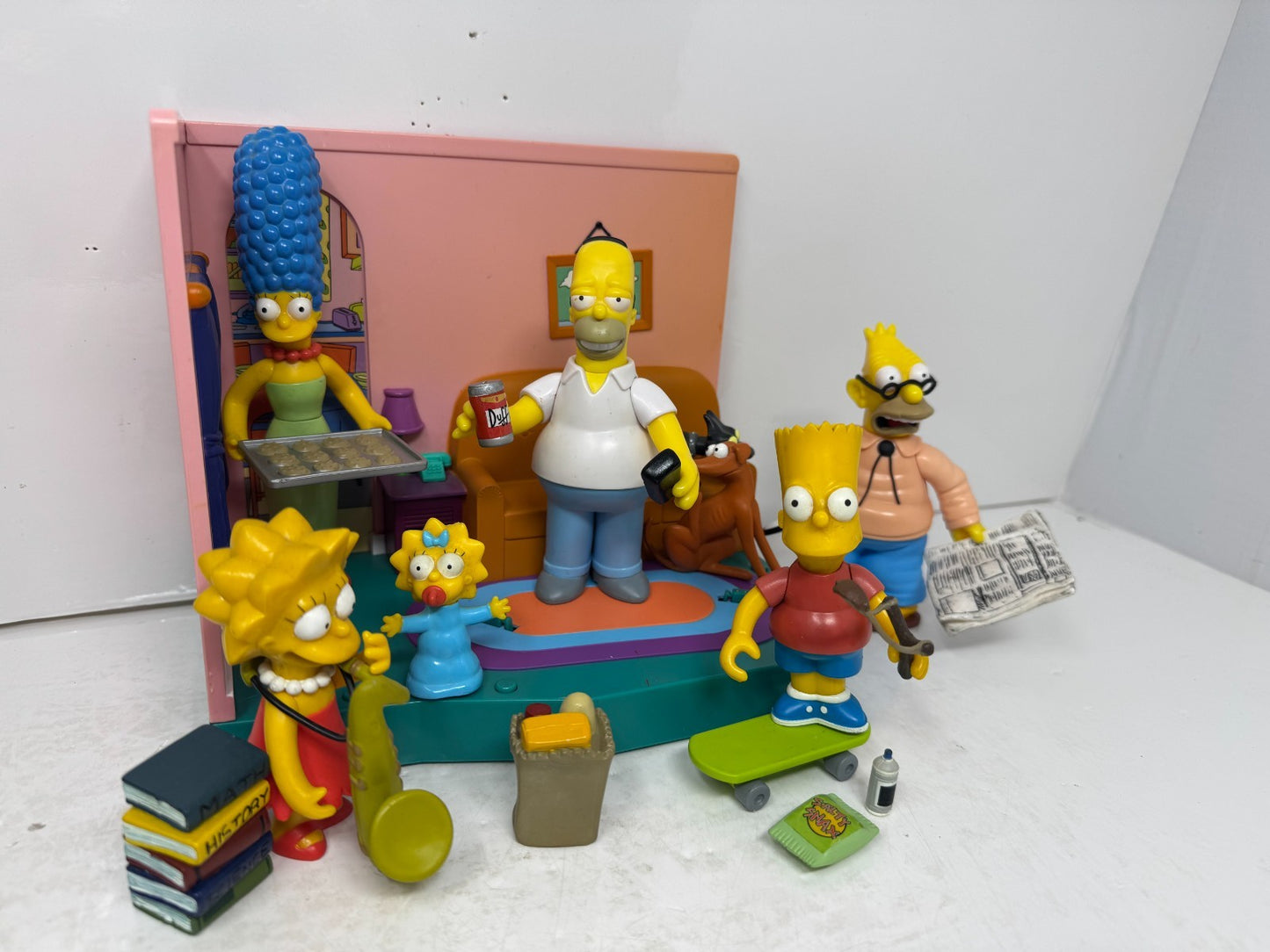 Simpsons World of Springfield Simpson Family Living Room Playmates Playset