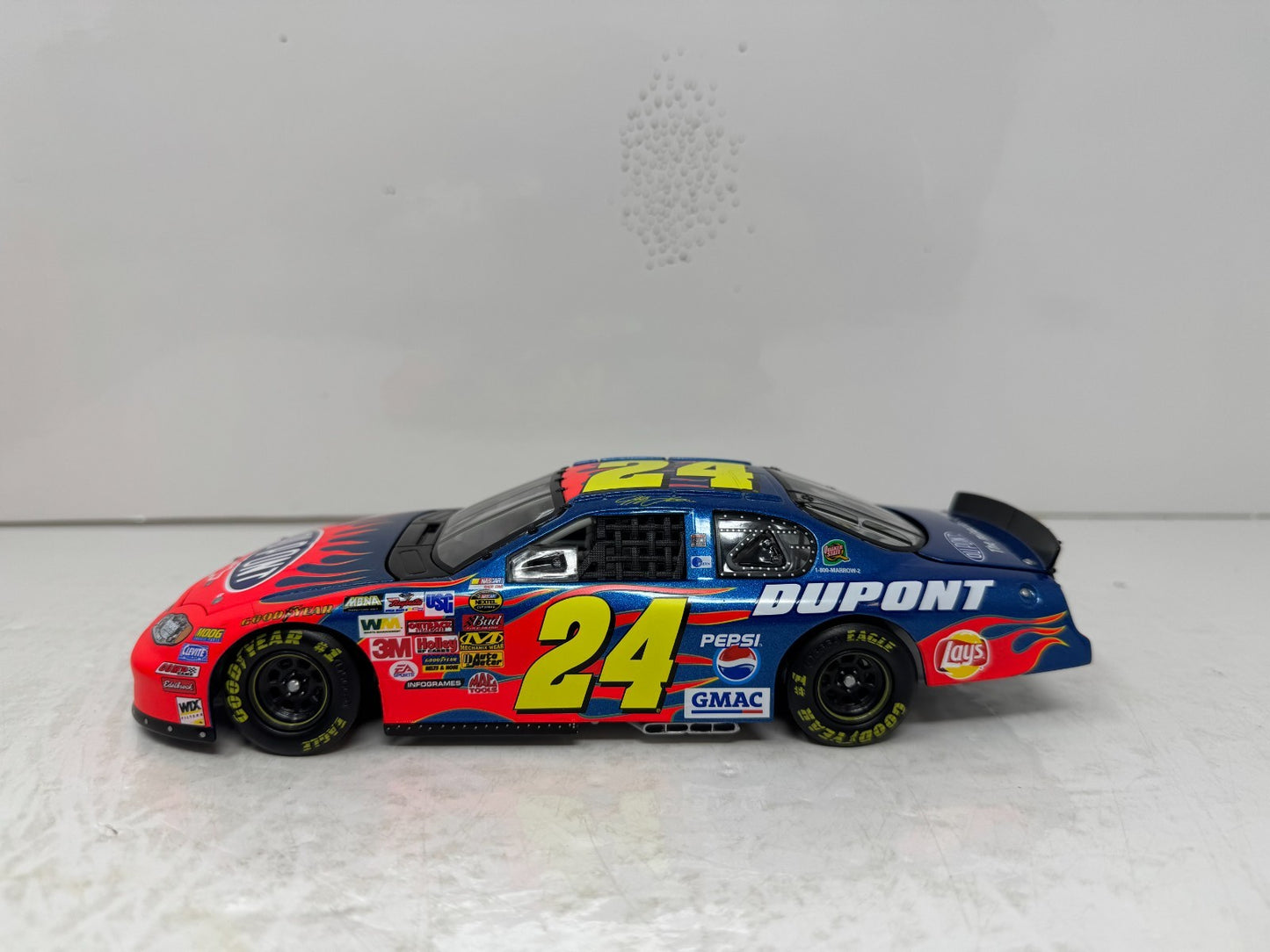 Action Nascar #24 Jeff Gordon DuPont NEXTEL Inaugural Season 2004 1:24 Diecast