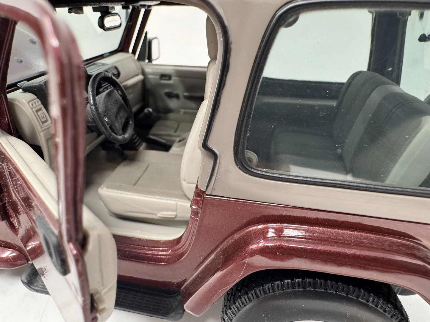 Maisto Special Edition Jeep Wrangler Sahara 1:18 Diecast Maroon Car