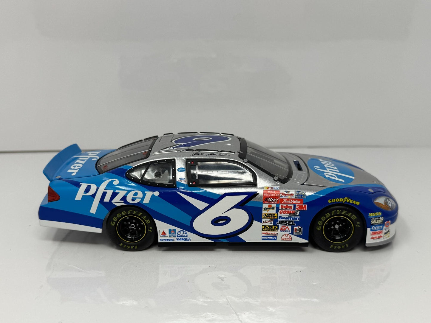 Team Caliber NASCAR Mark Martin #6 Pfizer 2001 Ford Taurus 1:24 Diecast