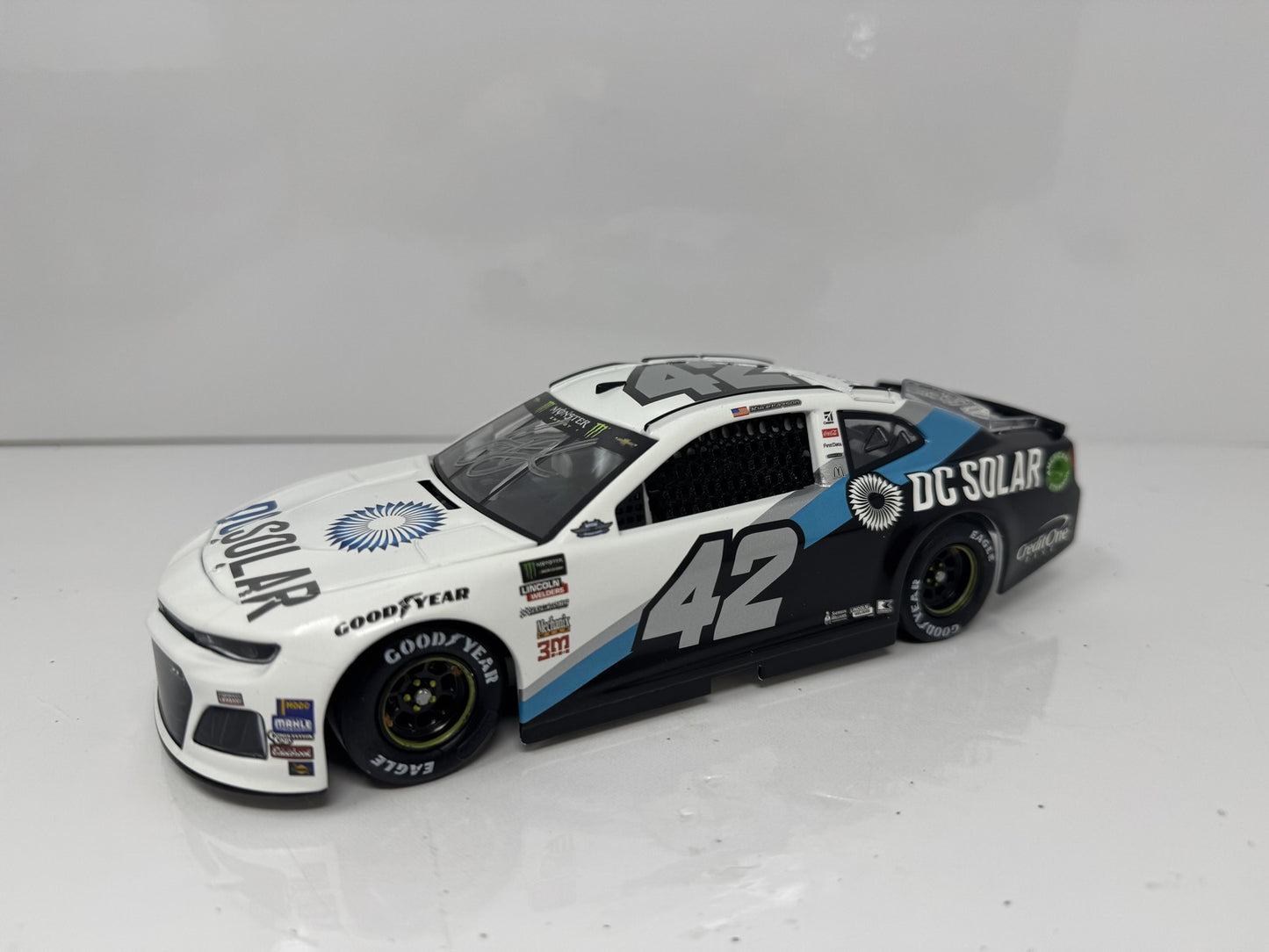 Lionel NASCAR Kyle Larson #42 DC Solar Darlington 2018 Autographed 1:24 Diecast