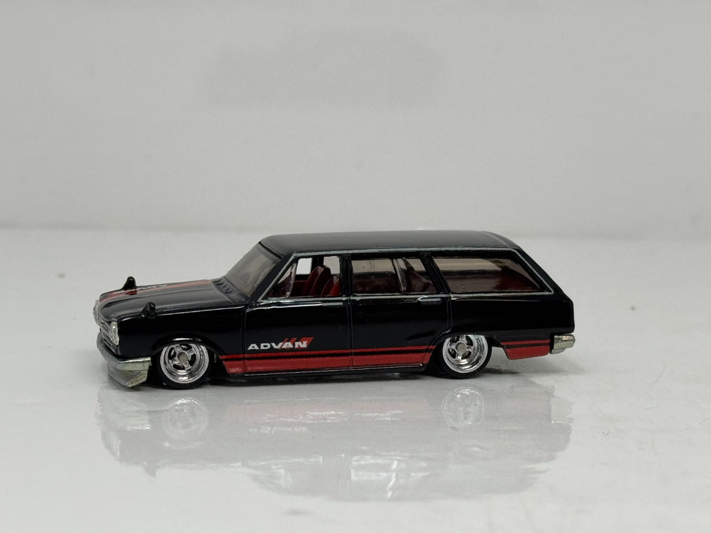 Hot Wheels Premium Team Transport 1969 Nissan Skyline Van & Hauler 1:64 Diecast