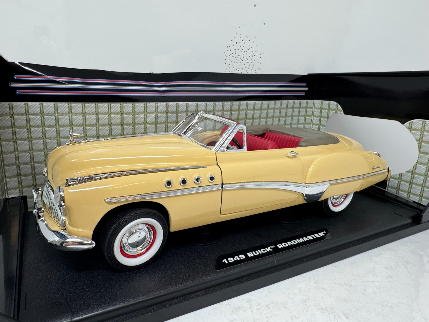 Motormax 1949 Buick Roadmaster Convertible 1:18 Diecast Yellow