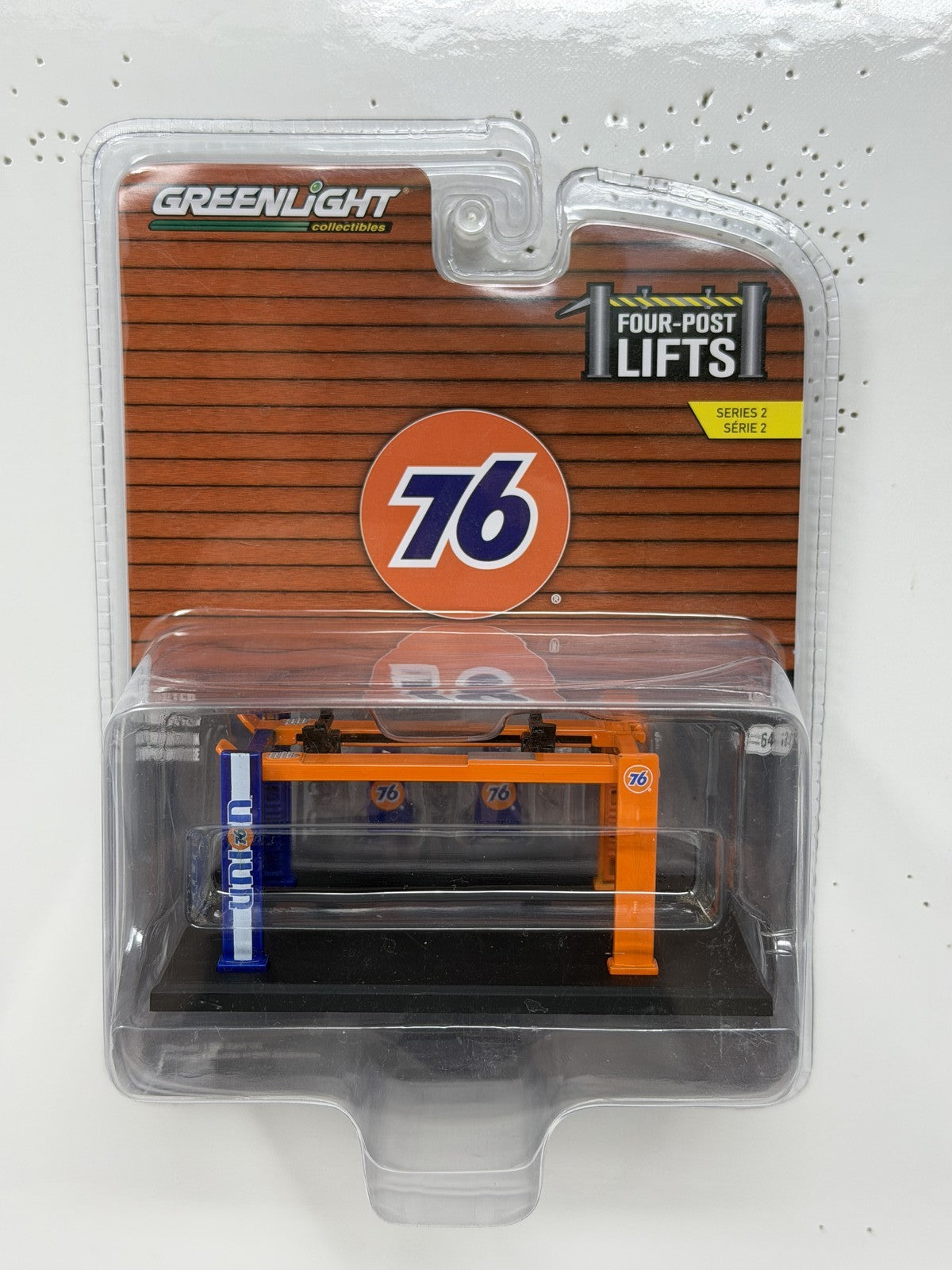 Greenlight Four-Post Lifts Union 76 Gas Station Lift 1:64 Diecast Accessory