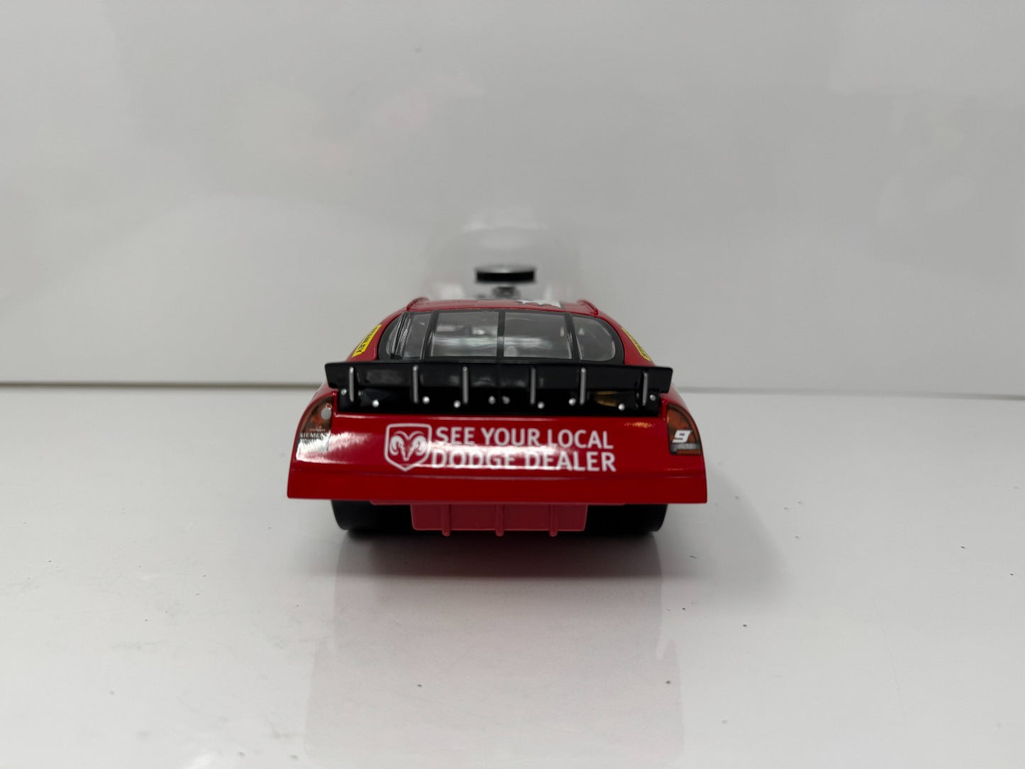 Action NASCAR Muscle Machines Kasey Kahne #9 Dodge Dealers 1:24 Diecast