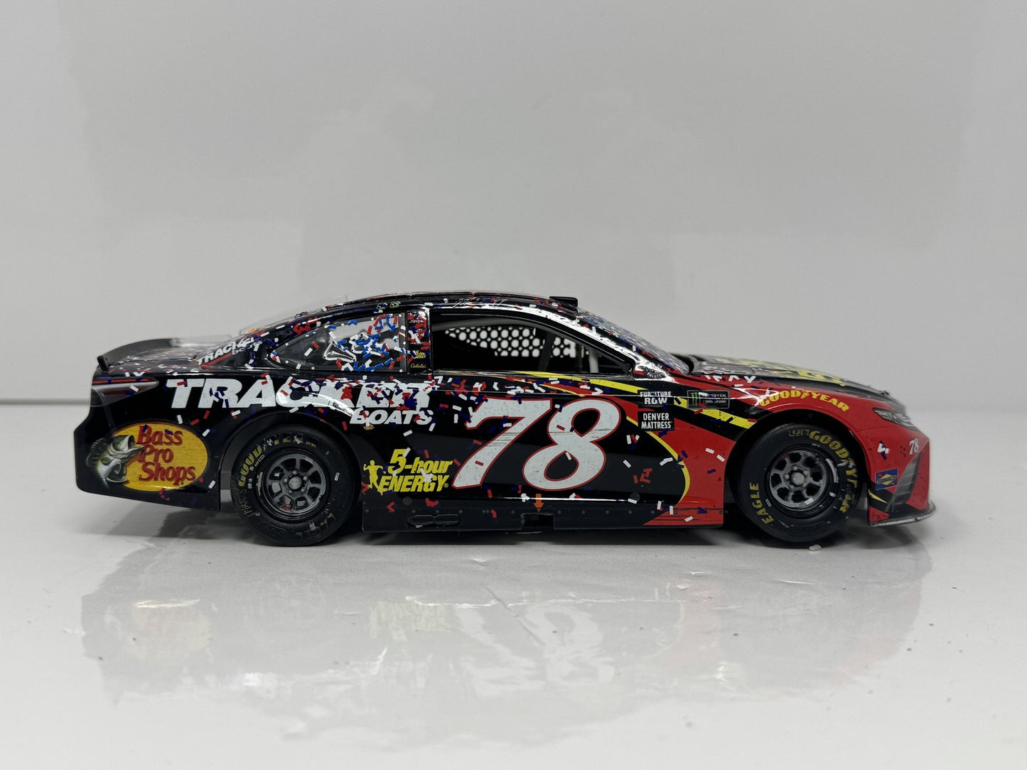 Lionel NASCAR Martin Truex Jr. #78 5-Hour Energy Sonoma Raced Win 1:24 Diecast