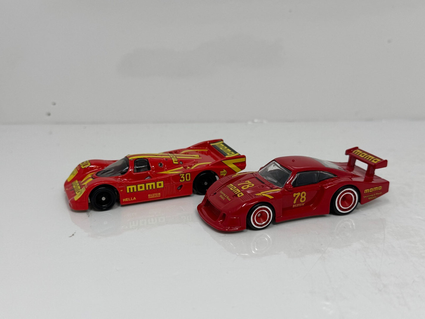 Hot Wheels Team Transport Momo Porsche 962 & 935 with Fleet Flyer 1:64 Diecast