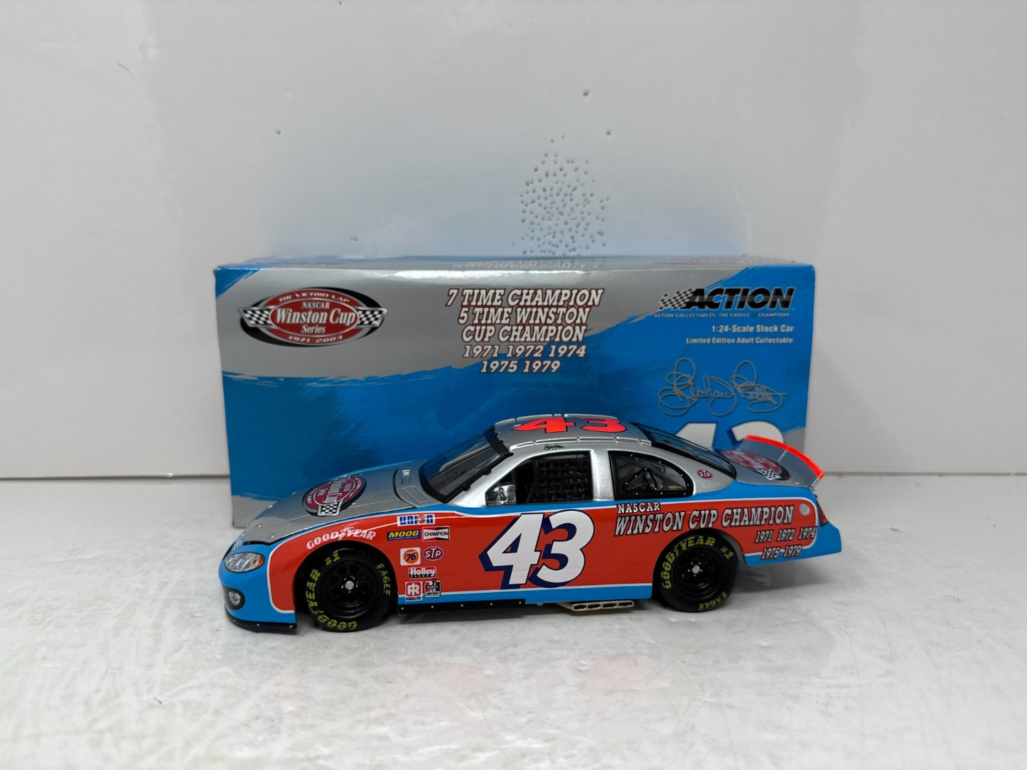 Action Nascar #43 Richard Petty Victory Lap / 7x Champion 2003 1:24 Diecast
