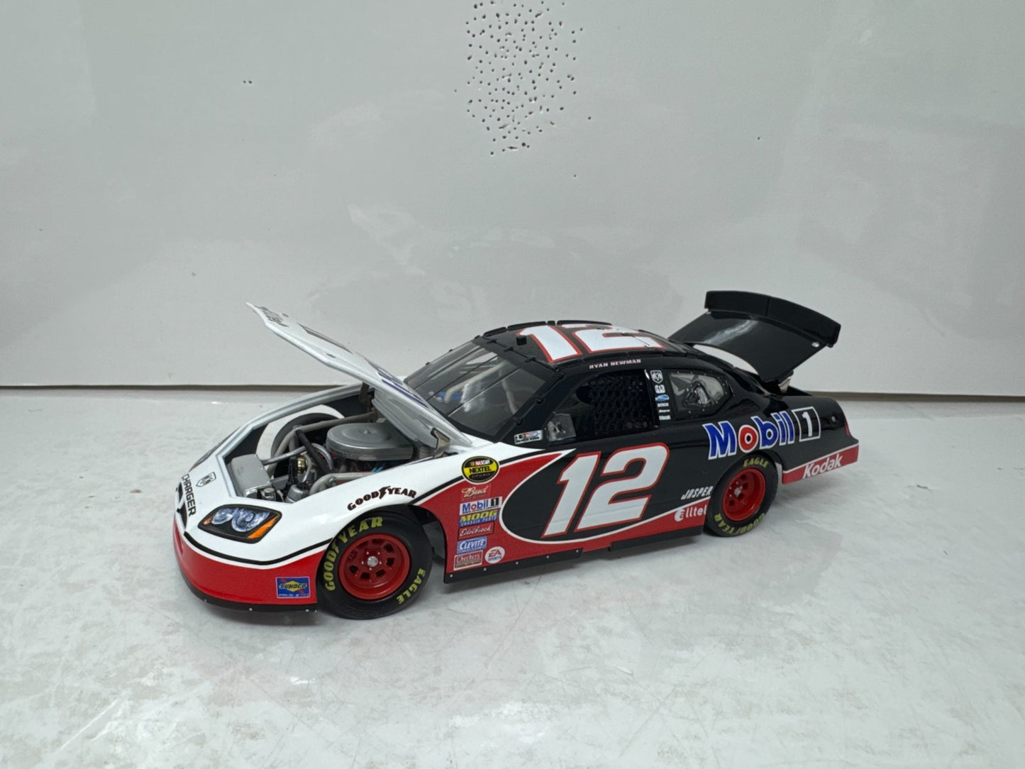 Motorsports Authentics #12 Ryan Newman Mobil 1 2007 Charger 1:24 Diecast