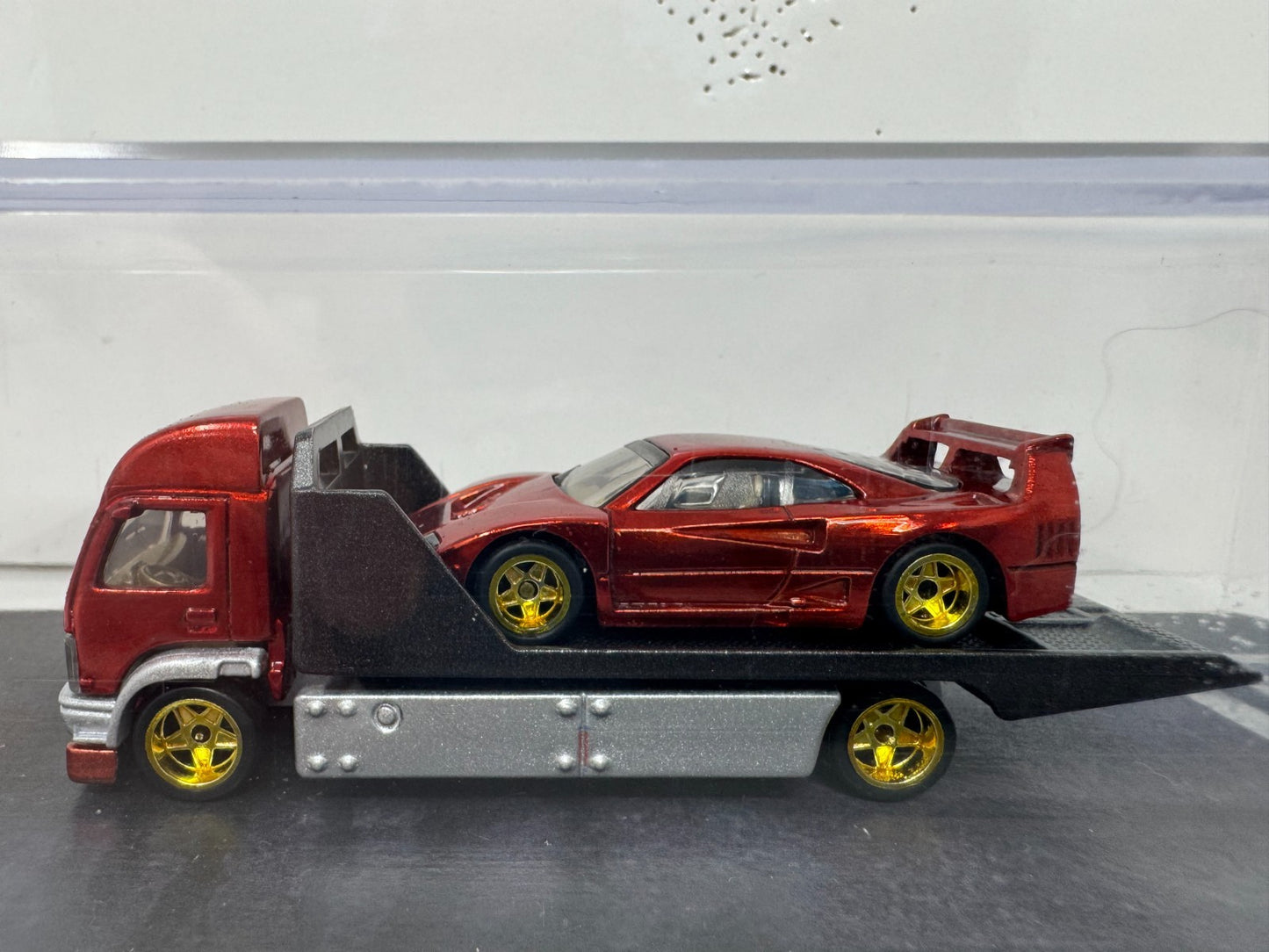 Ferrari F40 & Transporter 1:64 Diecast with Display Case has Custom Real Riders Tire & Paint Job