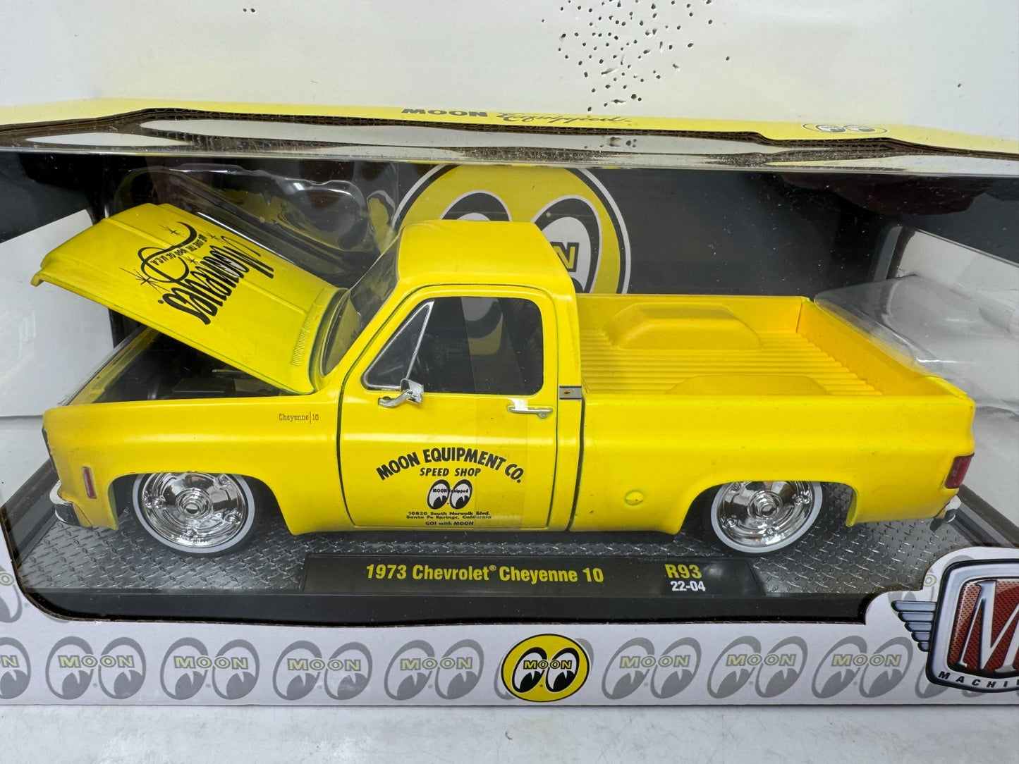 M2 Machines 1973 Chevrolet Cheyenne 10 Moon Eyes Pickup 1:24 Diecast