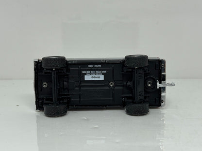 Greenlight Hitch & Tow 1986 GMC Sierra Pickup & Corvette Pace Car 1:64 Diecast
