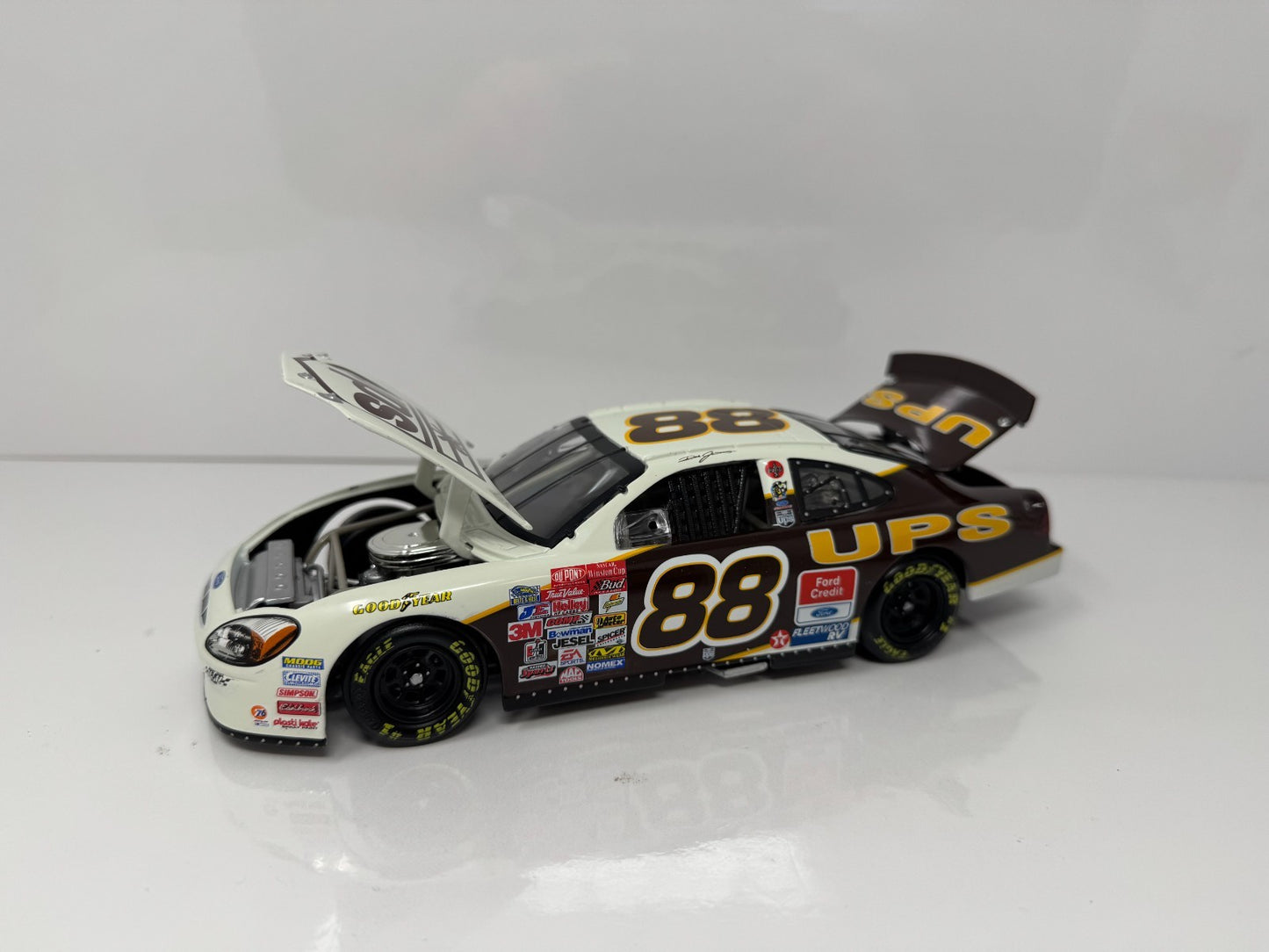 Action NASCAR Dale Jarrett #88 UPS 2001 Ford Taurus 1:24 Diecast