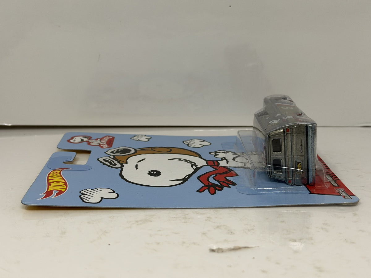 Hot Wheels Peanuts Snoopy 1964 GMC Panel 1:64 Diecast Real Riders
