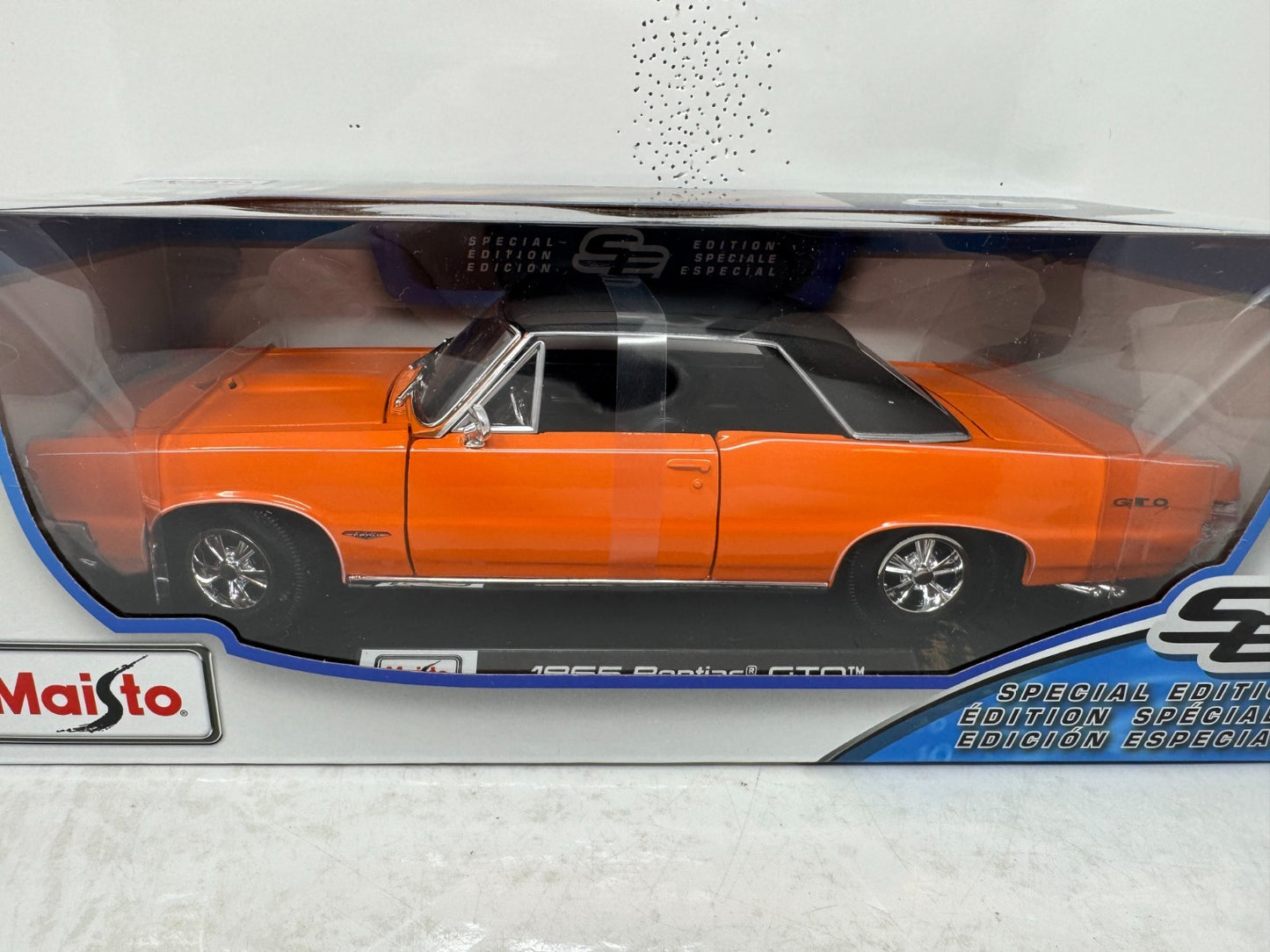 Maisto 1965 Pontiac GTO Hurst Edition 1:18 Diecast Model Car Orange