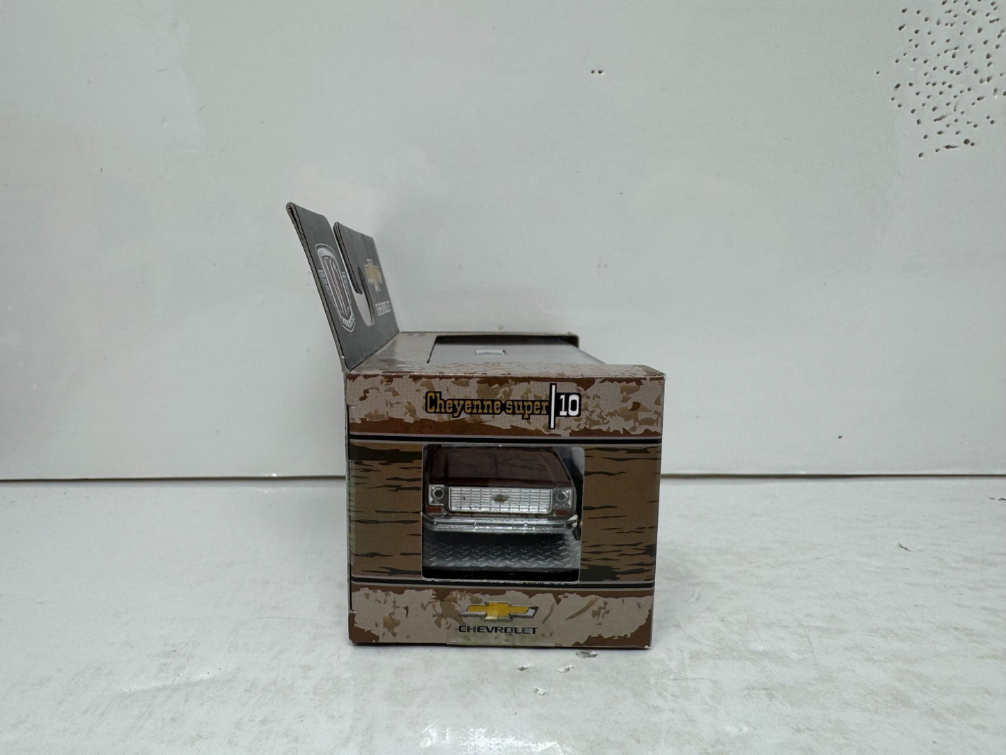 M2 Machines Chevrolet 1973 Chevrolet Cheyenne Super 10 1:64 Diecast Brown