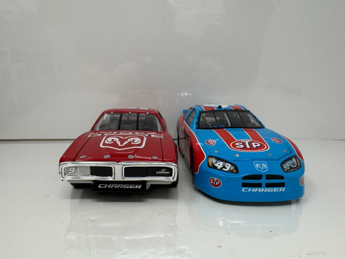 Action NASCAR Richard Petty #43 & Kasey Kahne #9 Dodge Dealers Swap 1:24 Diecast
