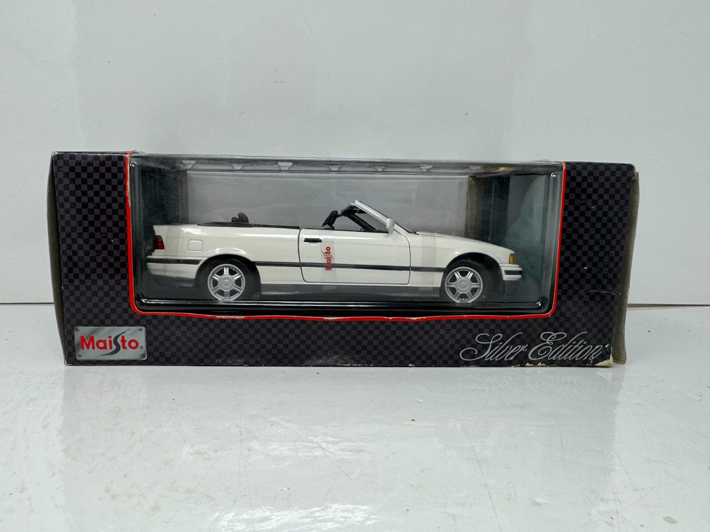 Maisto 1993 BMW 325i Convertible Silver Series 1:18 Diecast