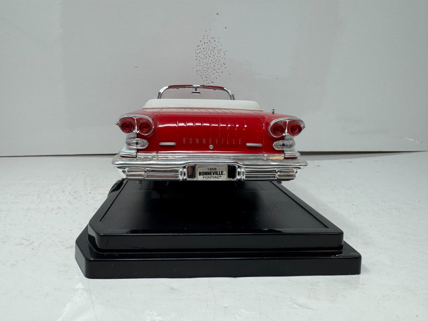 Road Signature 1958 Pontiac Bonneville Convertible 1:18 Diecast