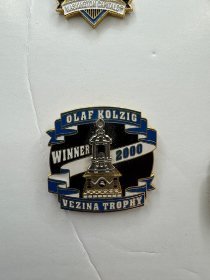 Olaf Kolzig Washington Capitals 2000 Vezina Trophy Winner NHL Hockey Lapel Pin⏳
