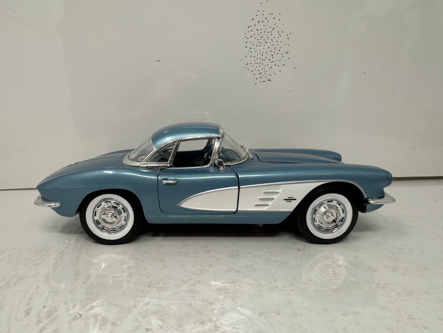 Ertl American Muscle 1961 Chevrolet Corvette 1:18 Diecast