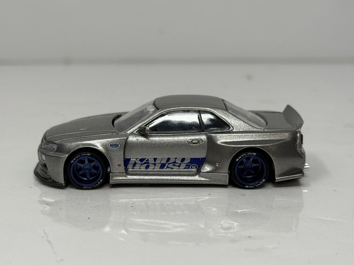 Kaido House Mini GT Nissan Skyline GT-R (R34) Kaido Works Shinjuku 1:64 Diecast
