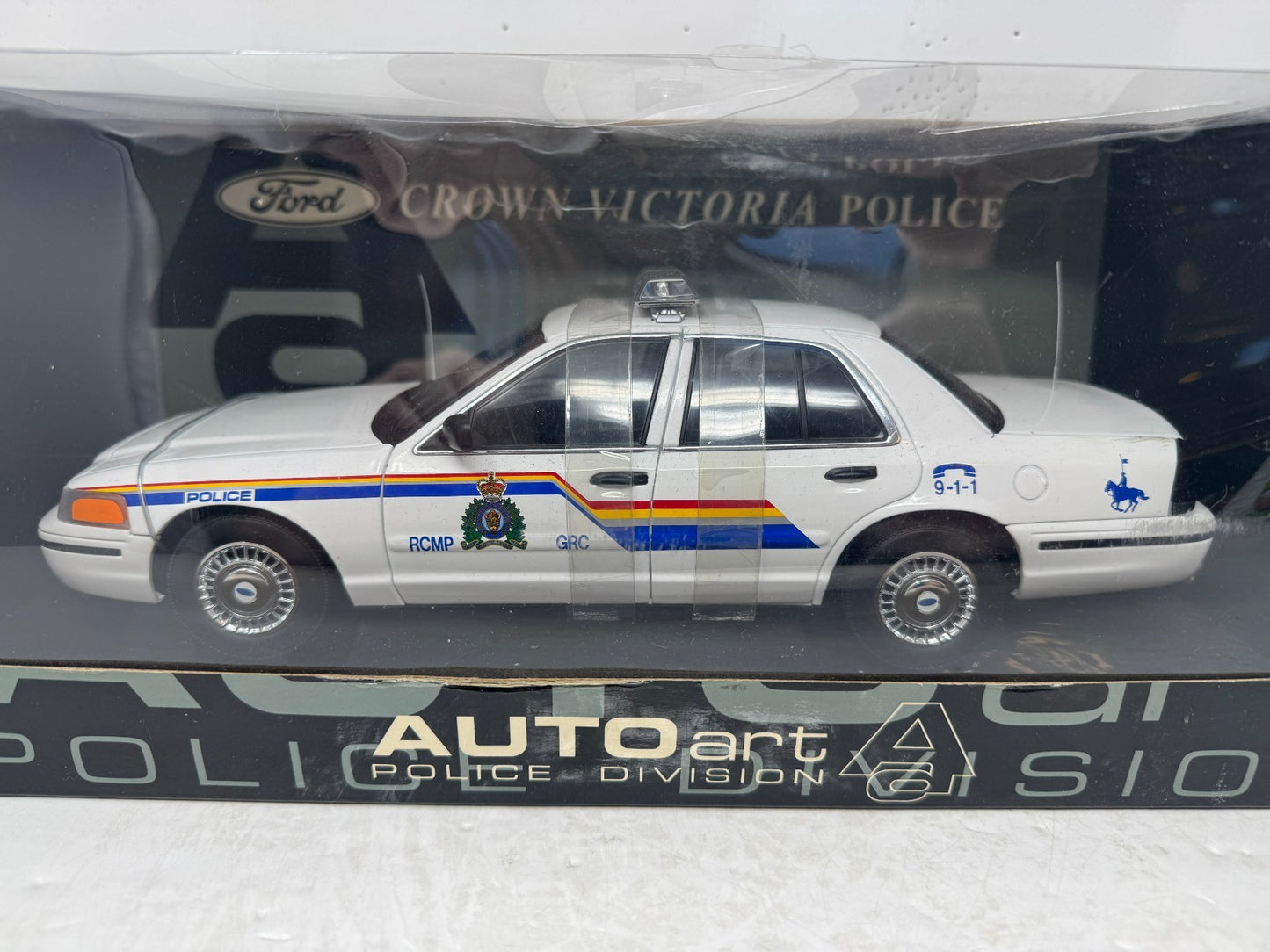 AUTOart Police Division Ford Crown Victoria RCMP Police 1:18 Diecast