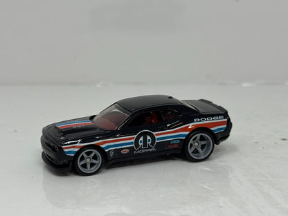 Hot Wheels Premium 1968 Hemi Cuda & 2018 Dodge Challenger SRT Demon 1:64 Diecast