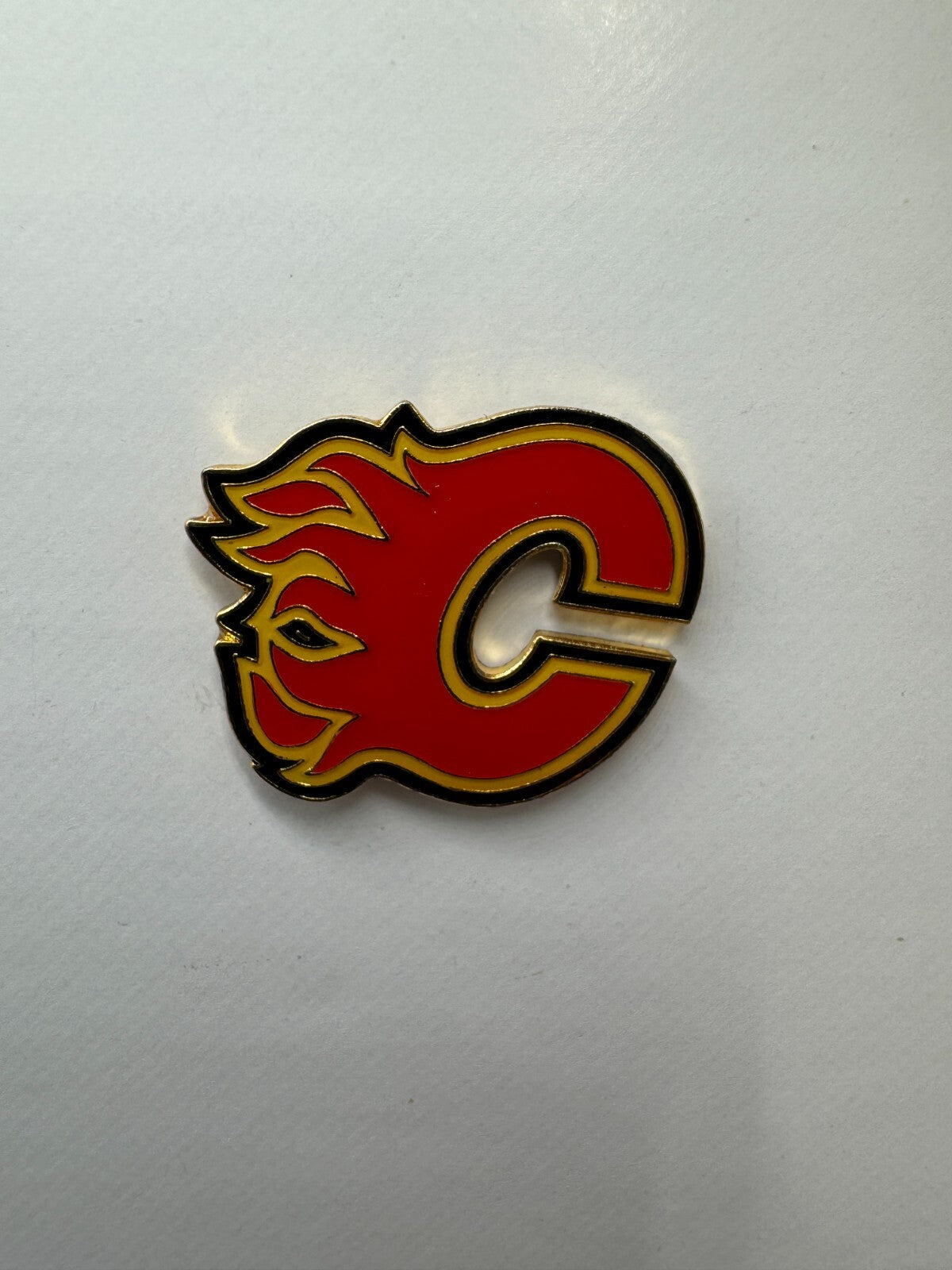 Calgary Flames NHL Hockey Team Lapel Pin UDT1