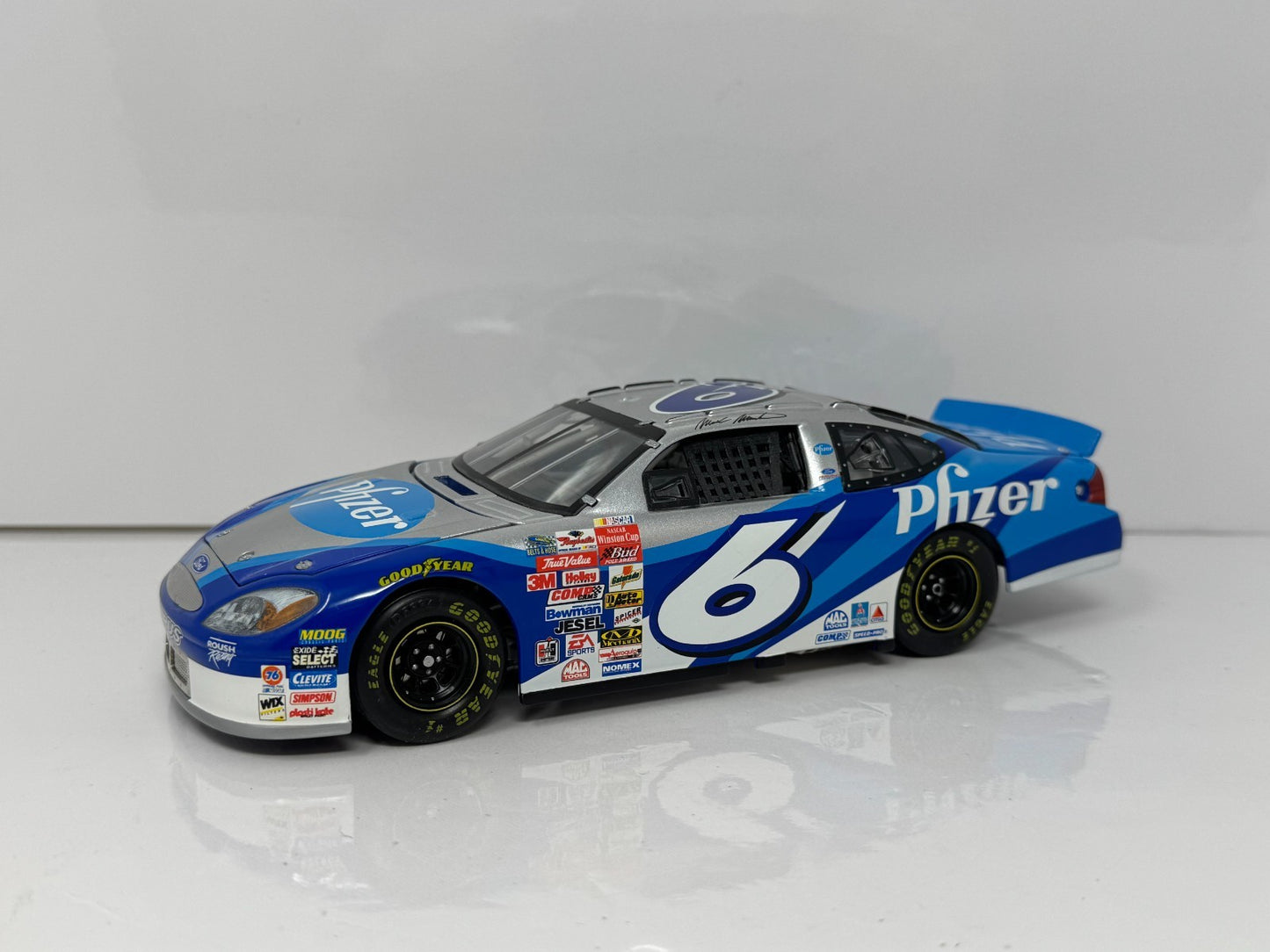 Team Caliber NASCAR Mark Martin #6 Pfizer 2001 Ford Taurus 1:24 Diecast
