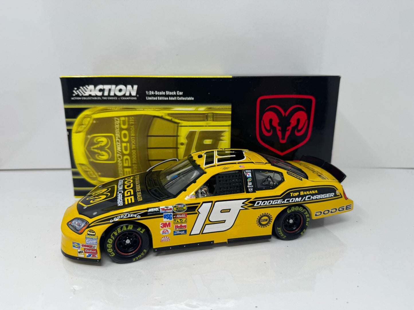 Action NASCAR Jeremy Mayfield #19 Bud Shootout 2005 Dodge Charger 1:24 Diecast