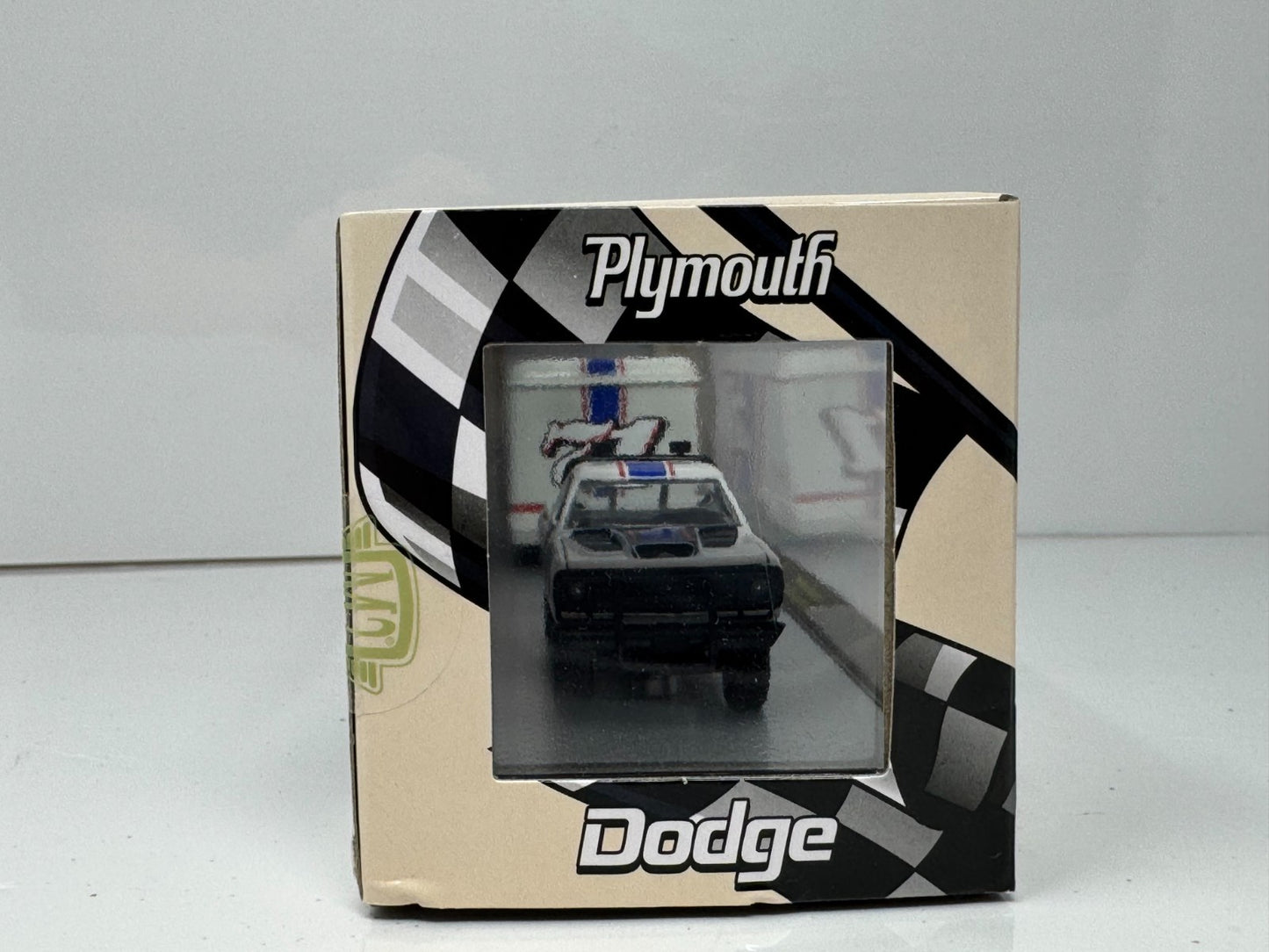 M2 Machines 1974 Dodge W200 Power Wagon & Plymouth HEMI Cuda 1:64 Diecast