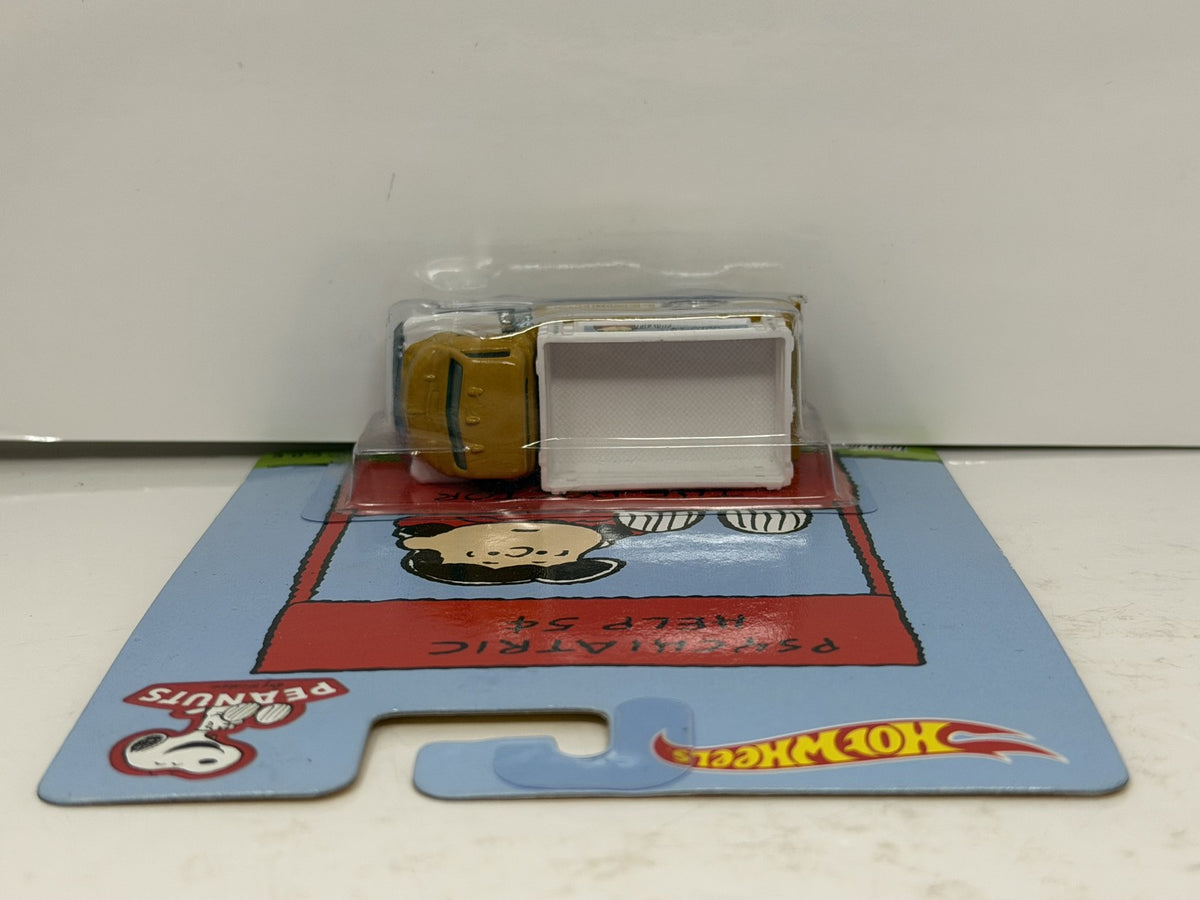 Hot Wheels Peanuts Psychiatric Help 1951 GMC C.O.E. 1:64 Diecast Real Riders