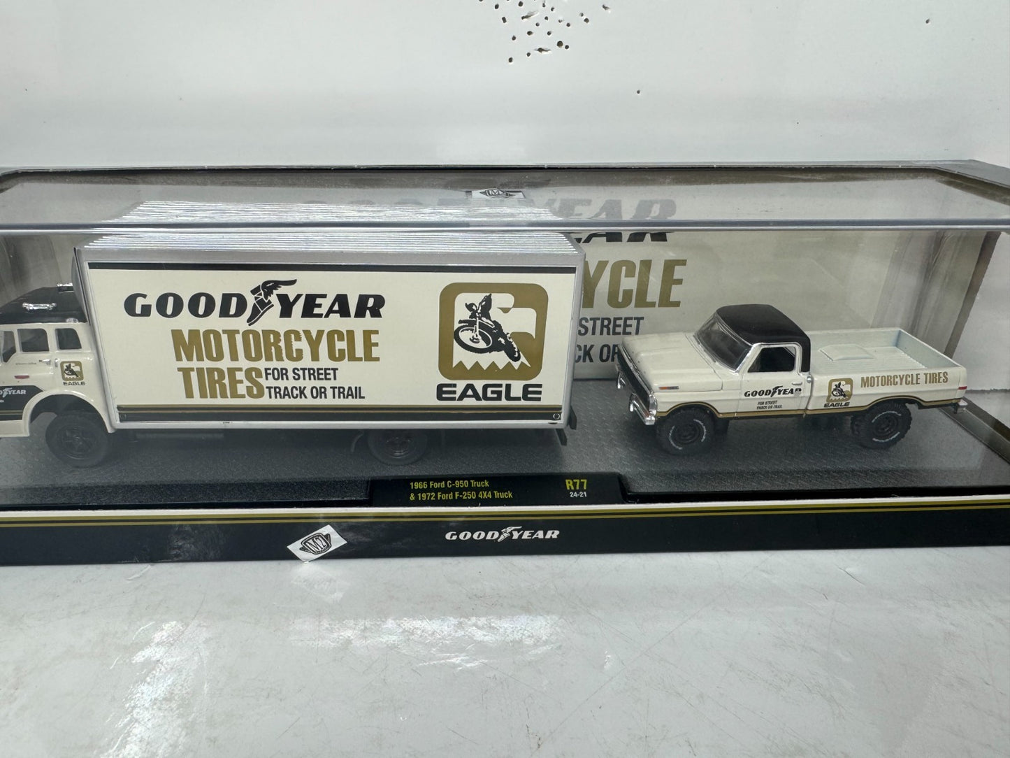 M2 Machines Goodyear Ford C-950 Truck & 1972 Ford F-250 4x4 Pickup 1:64 Diecast